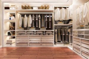 Een stijlvolle walk-in closet