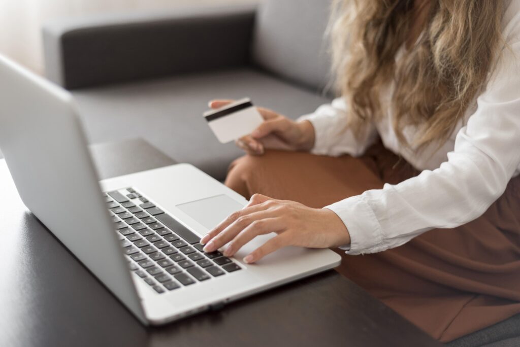 Vrouw die online aan het shoppen is