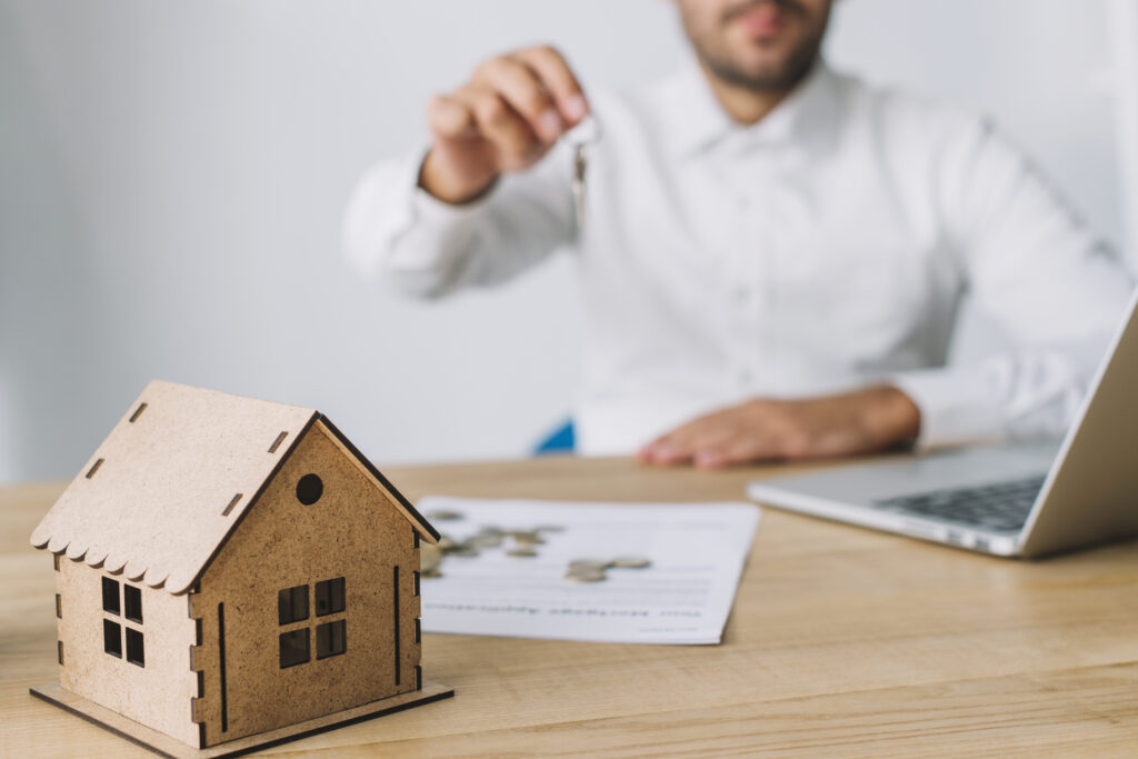 man met sleutels huis