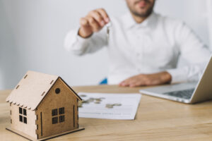 man met sleutels huis