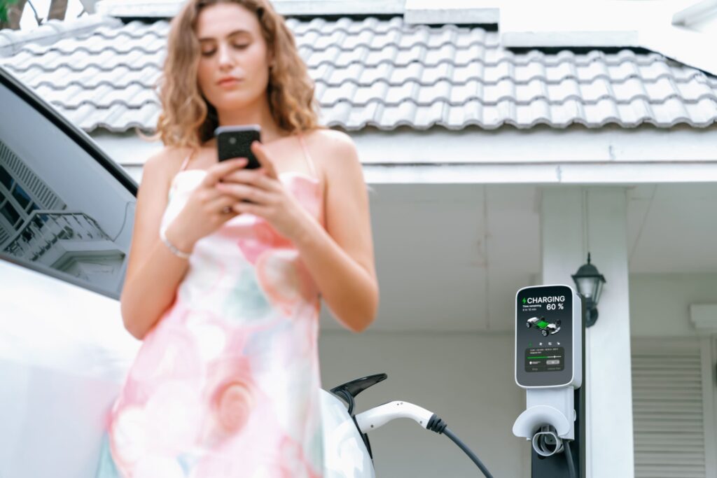 Vrouw staat voor een laadpaal